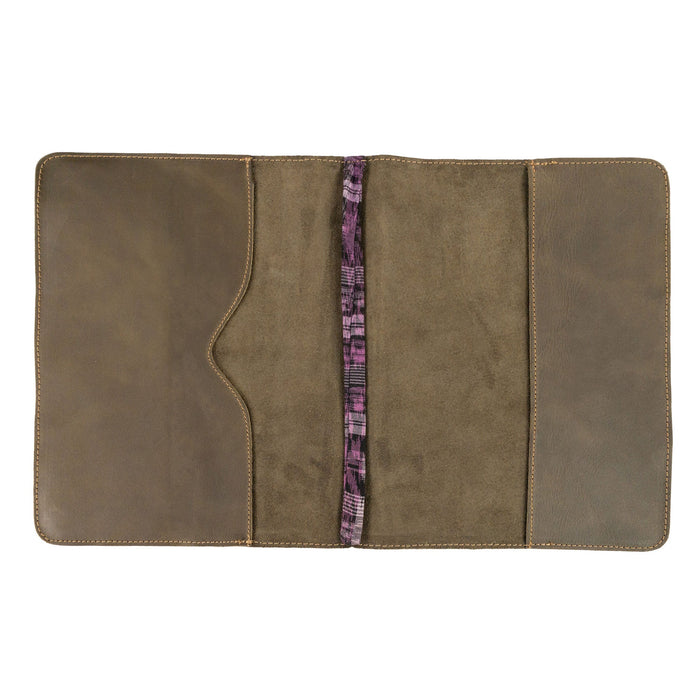 The Journal Cover for (8.5 x 11 in.) Moleskine Cahier XXL captured by Hide & Drink, emphasizing the sleek design and durable leather features. Essential for protecting your notes, handmade in La Antigua Guatemala & Oaxaca Mexico.