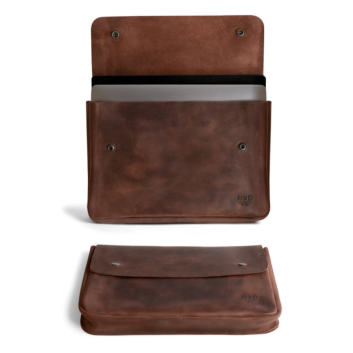 Hide & Drink's Vintage Folder Holder showcasing a sleek design made from Handmade Leather. This stylish Document Holder is perfect for carrying documents, featuring a vintage envelope aesthetic crafted from Full Grain Leather. Ideal office accessories, each item represents Small Batch Production, made in La Antigua Guatemala & Oaxaca Mexico.