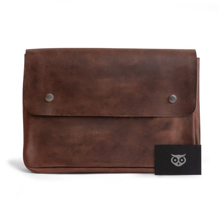 Front exterior of Hide & Drink's Vintage Folder Holder, demonstrating its minimalist design made from Handmade Leather. This Document Holder serves as a beautiful vintage envelope, constructed from Full Grain Leather. A must-have office accessory, made with care in Small Batch Production in La Antigua Guatemala & Oaxaca Mexico.