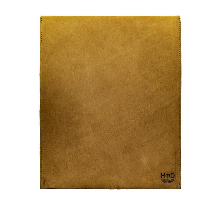 Minimalistic Mailing Envelope Folder by Hide & Drink, recognized for its smooth Full Grain Leather finish. This Mailing Envelope Document Holder offers a unique style and protection for professional documents, beautifully handcrafted in La Antigua Guatemala.
